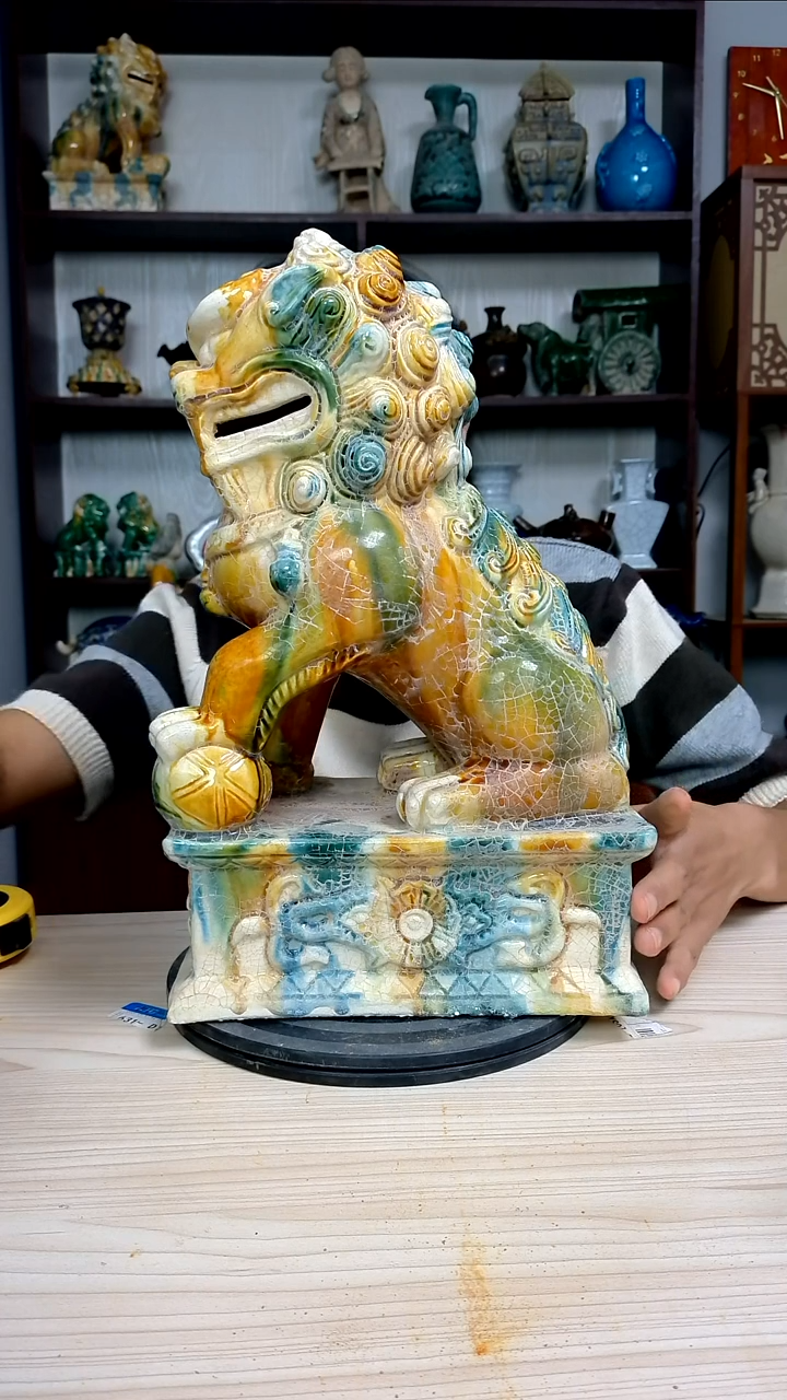 经典一对狮子精美复古风格瓷器