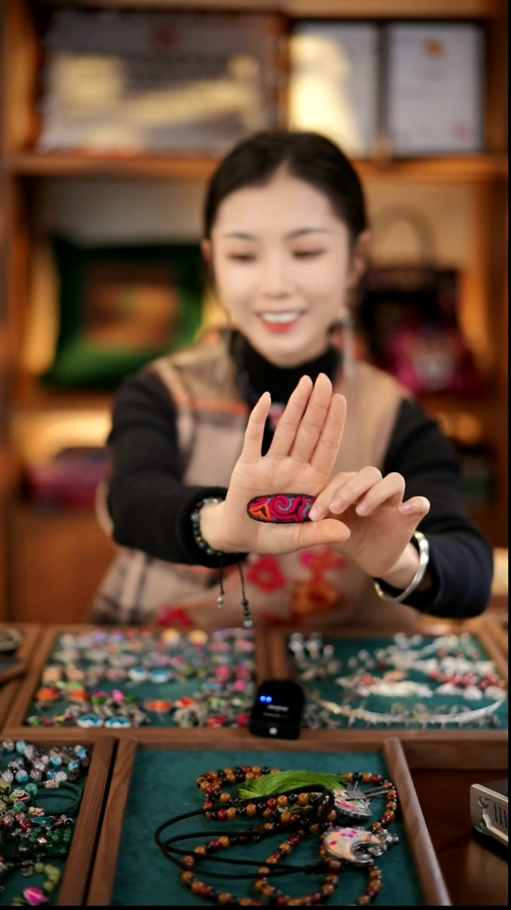 刺绣私人定制苗族手工Q5