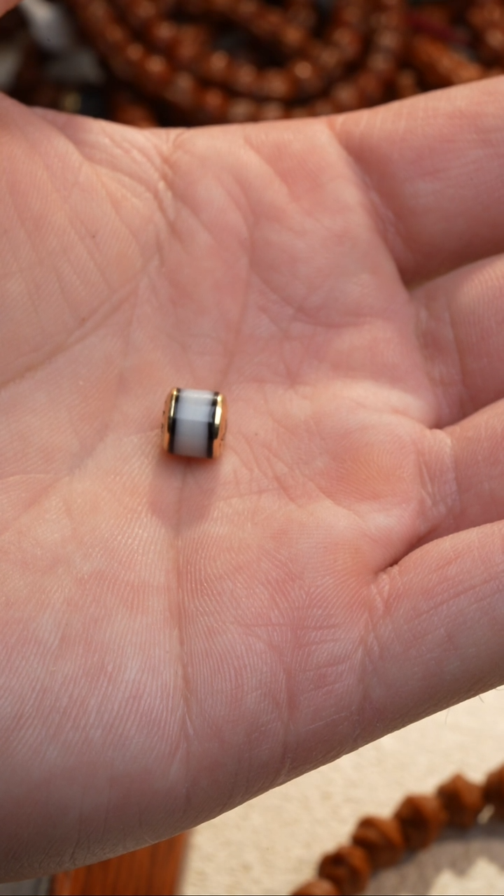 吊坠柏香籽/百香籽黑白垛珠配饰直径7.3mm