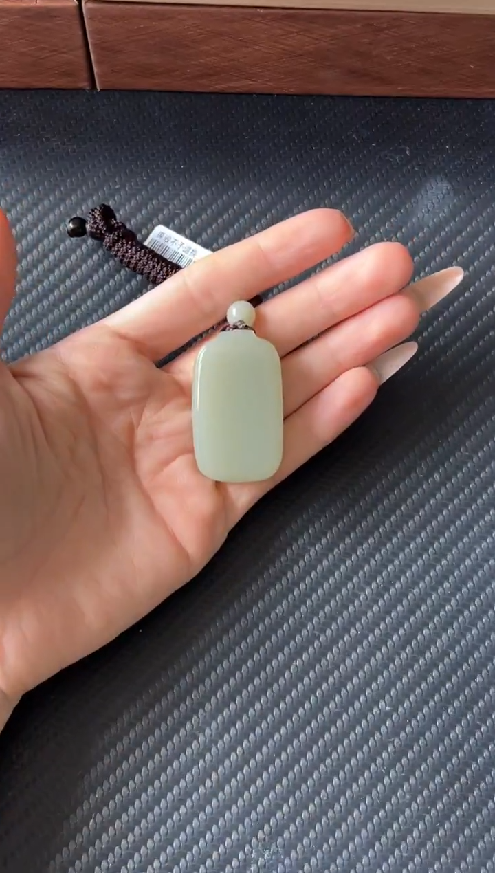 吊坠(赠链)未镶嵌和田玉且末近矿微色差吊坠H