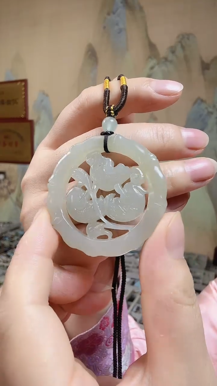 和田玉未镶嵌颈饰.