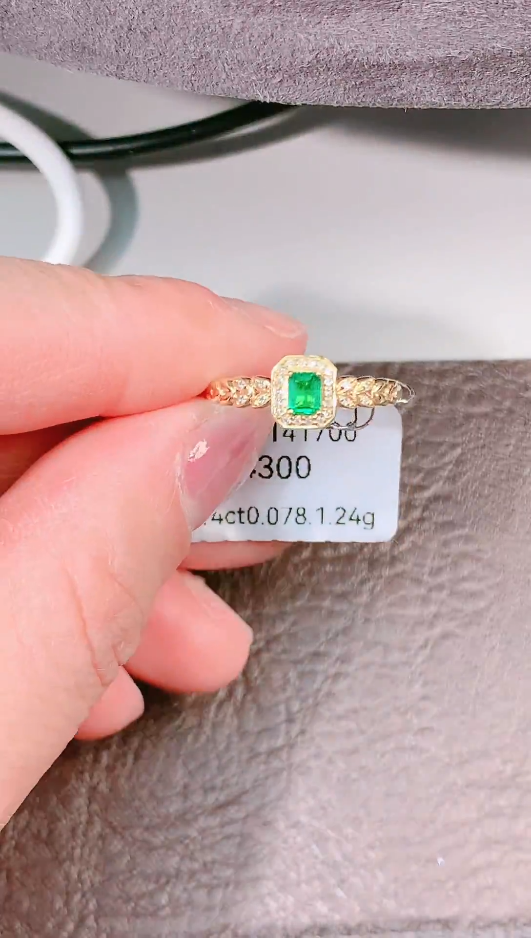 18K金镶嵌戒指祖母绿总1.24g 天然祖母绿0.14ct