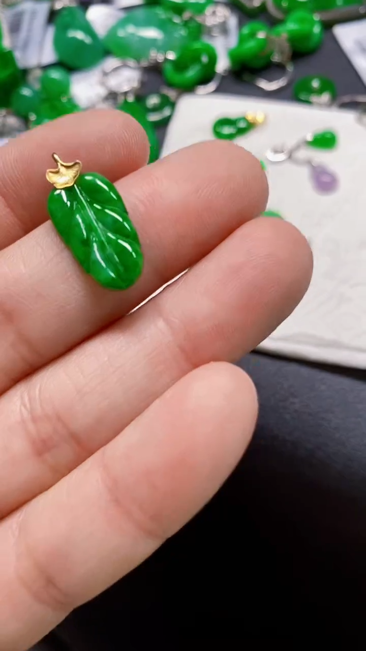 颈饰18K金镶嵌翡翠叶子