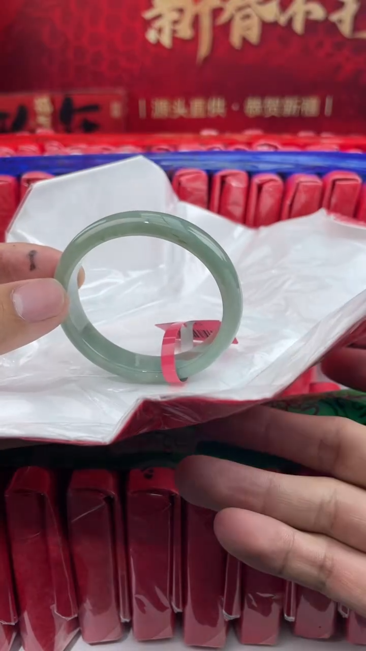 【闪购商品】翡翠手镯未镶嵌1翡翠手镯（微瑕）