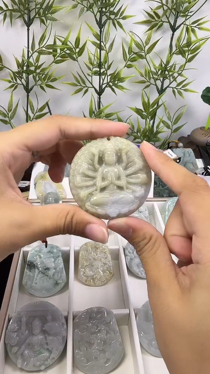 颈饰未镶嵌翡翠千手观音