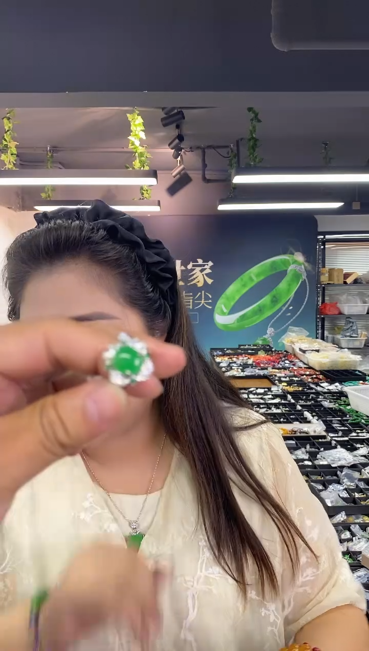 翡翠戒指未镶嵌多样性发其一颜色微差