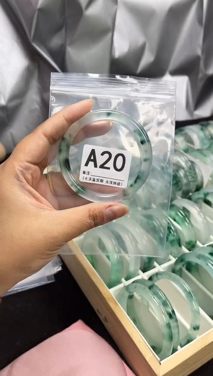 【闪购商品】石英岩玉手镯未镶嵌A20