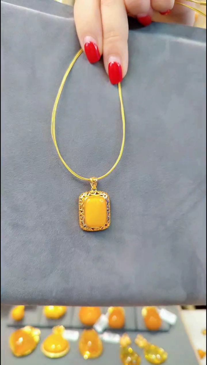 【闪购商品】蜜蜡颈饰银S925镀金镶嵌A310蜜蜡吊坠赠项圈