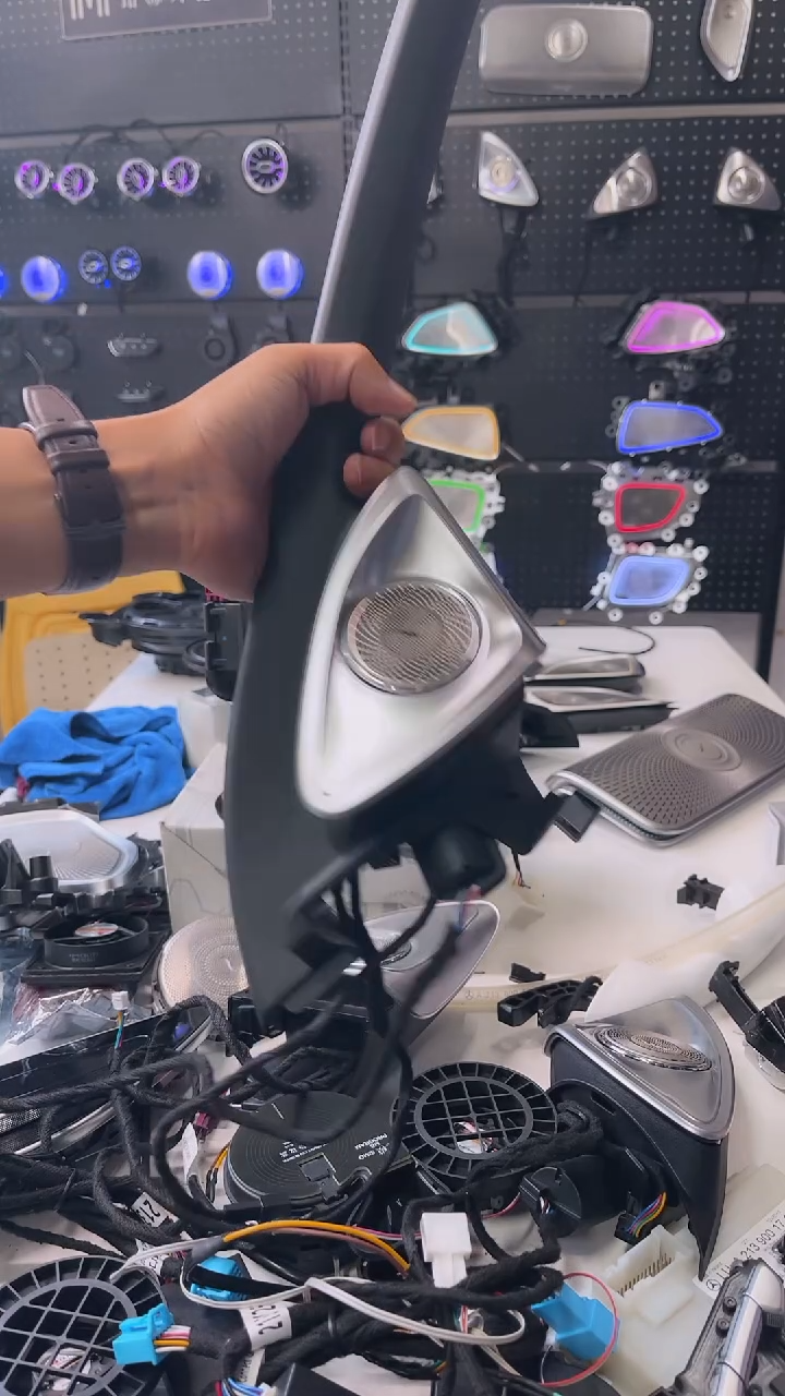 奔驰新款C E 旋转高音
