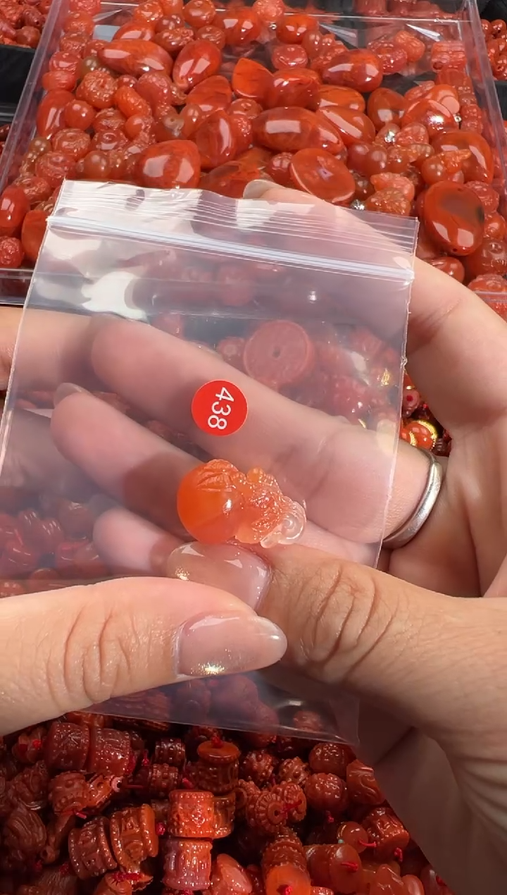 南红玛瑙未镶嵌颈饰1