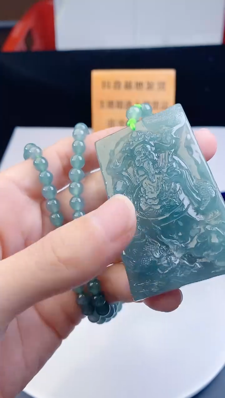 颈饰未镶嵌翡翠   