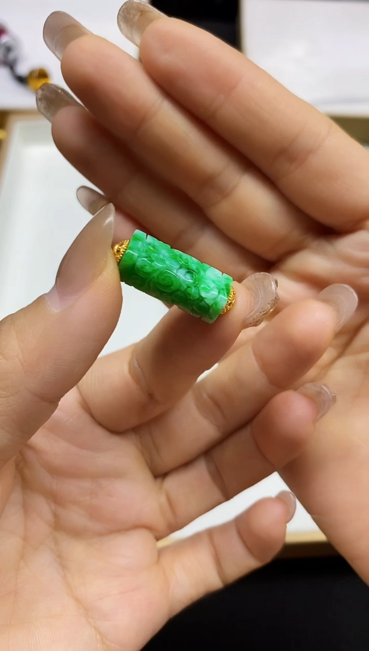 颈饰未镶嵌翡翠琬**生翡翠吊坠