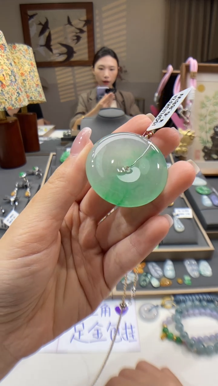 翡翠未镶嵌颈饰平安扣