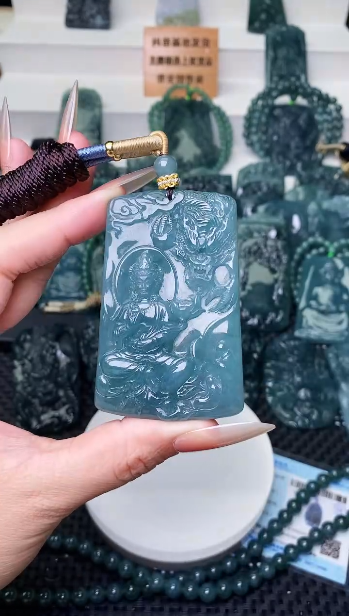 颈饰未镶嵌翡翠 