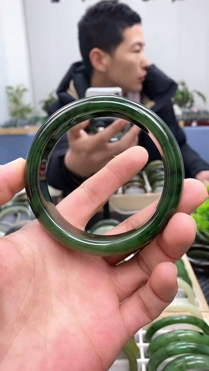 【闪购商品】和田玉手镯未镶嵌62.5（俄7飘红皮）
