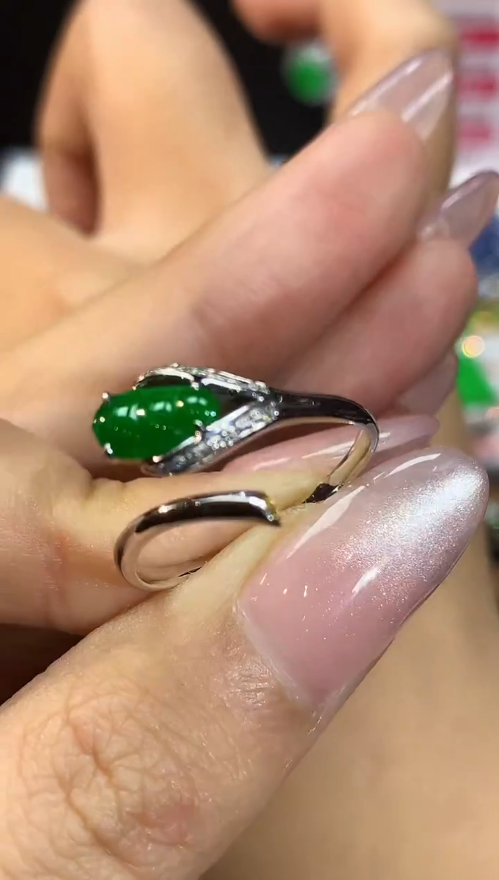 18K金镶嵌戒指翡翠多样性发其一