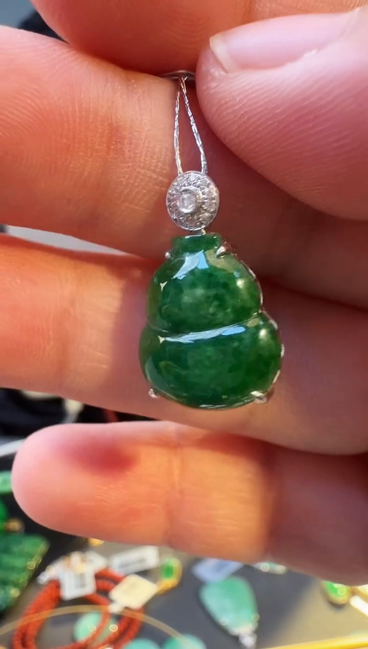 颈饰18K金镶嵌翡翠吊坠