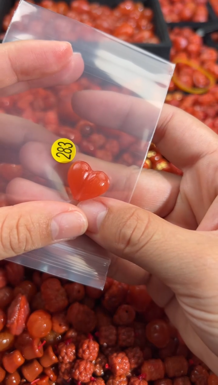 南红玛瑙未镶嵌颈饰1