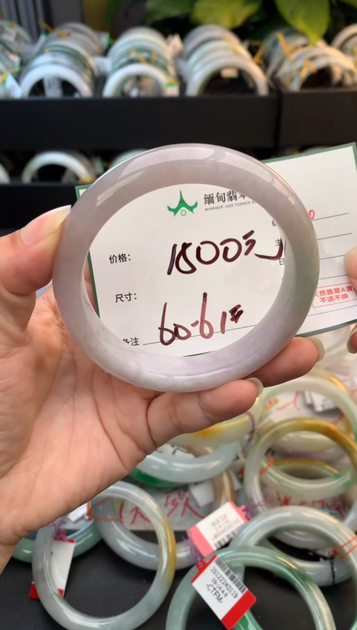 未镶嵌定制翡翠毛货需精细抛光+多人