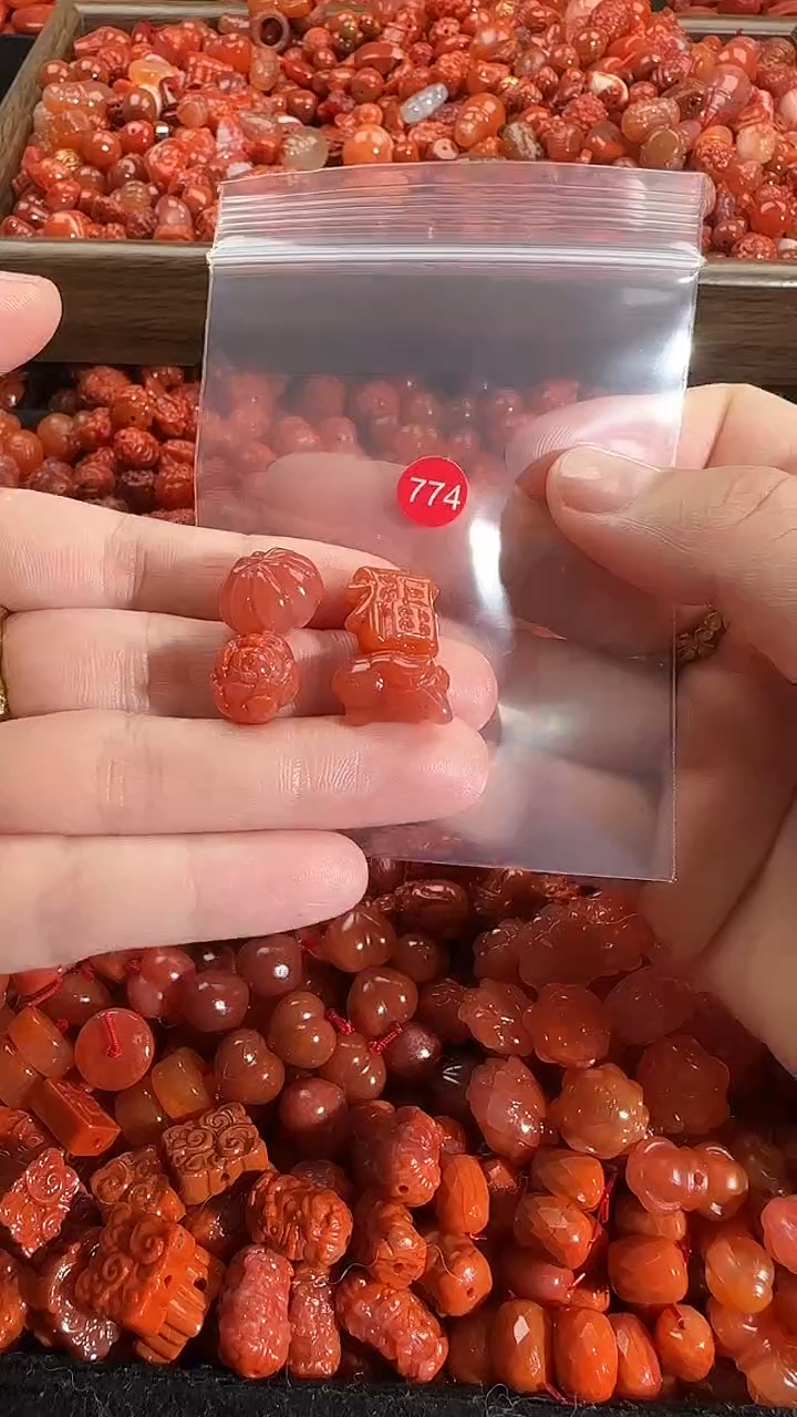 颈饰未镶嵌南红玛瑙1