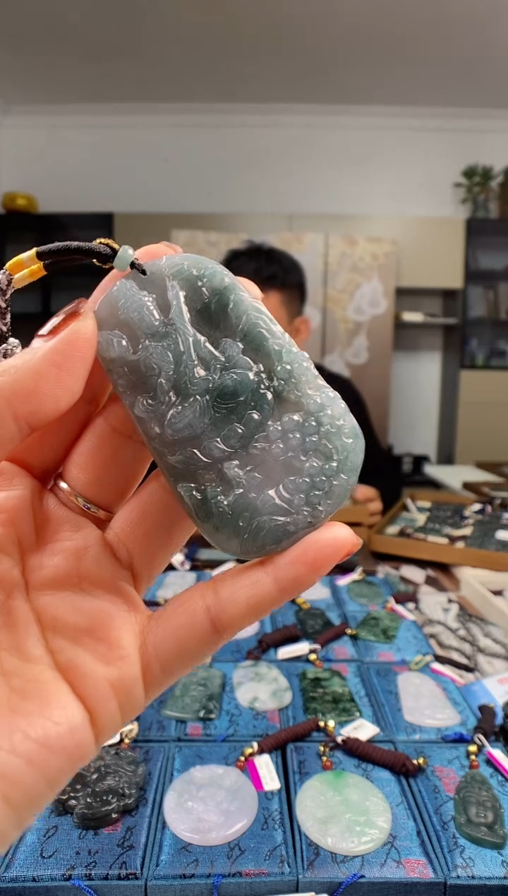 颈饰未镶嵌翡翠  多样性发其一