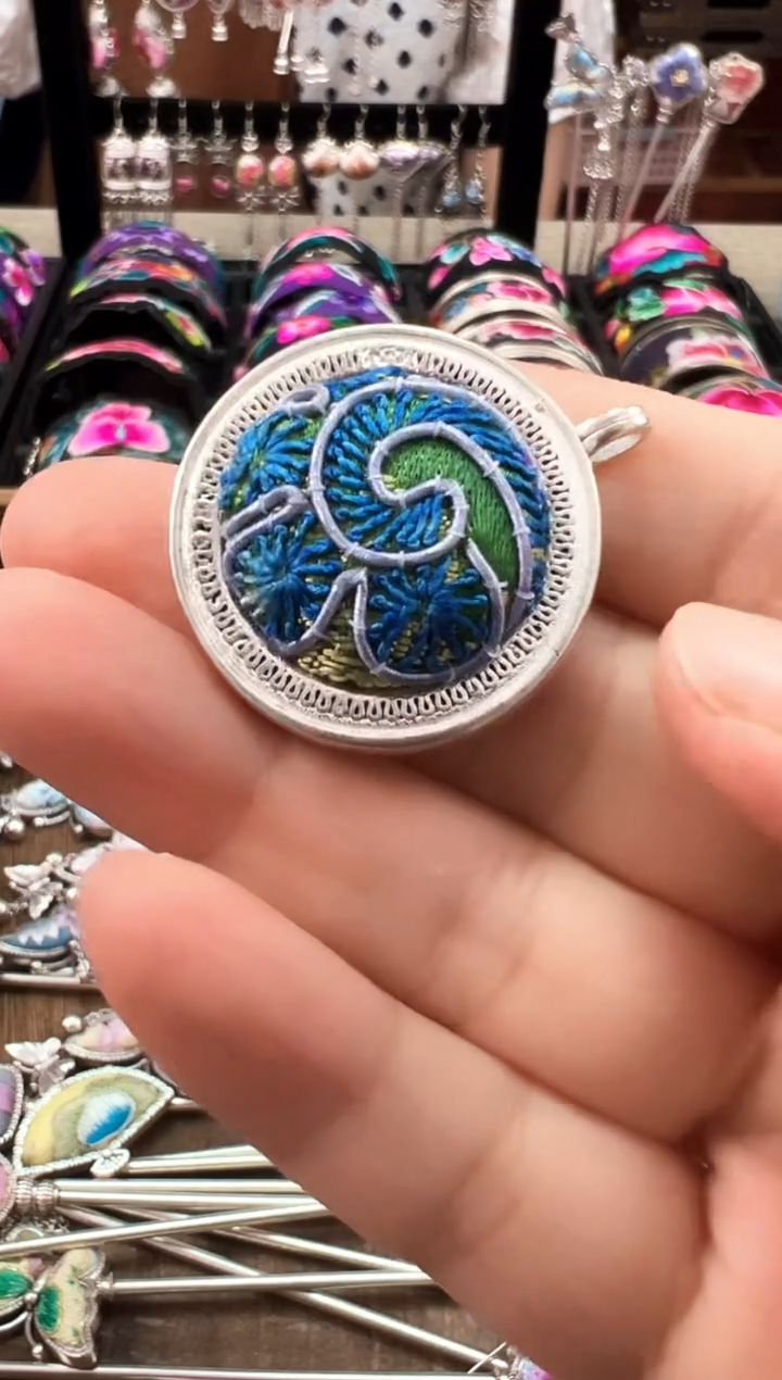 织绣艺枝独秀老绣饰品135