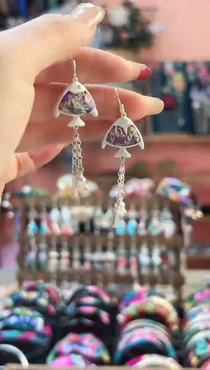 织绣彩云南阁老绣饰品18