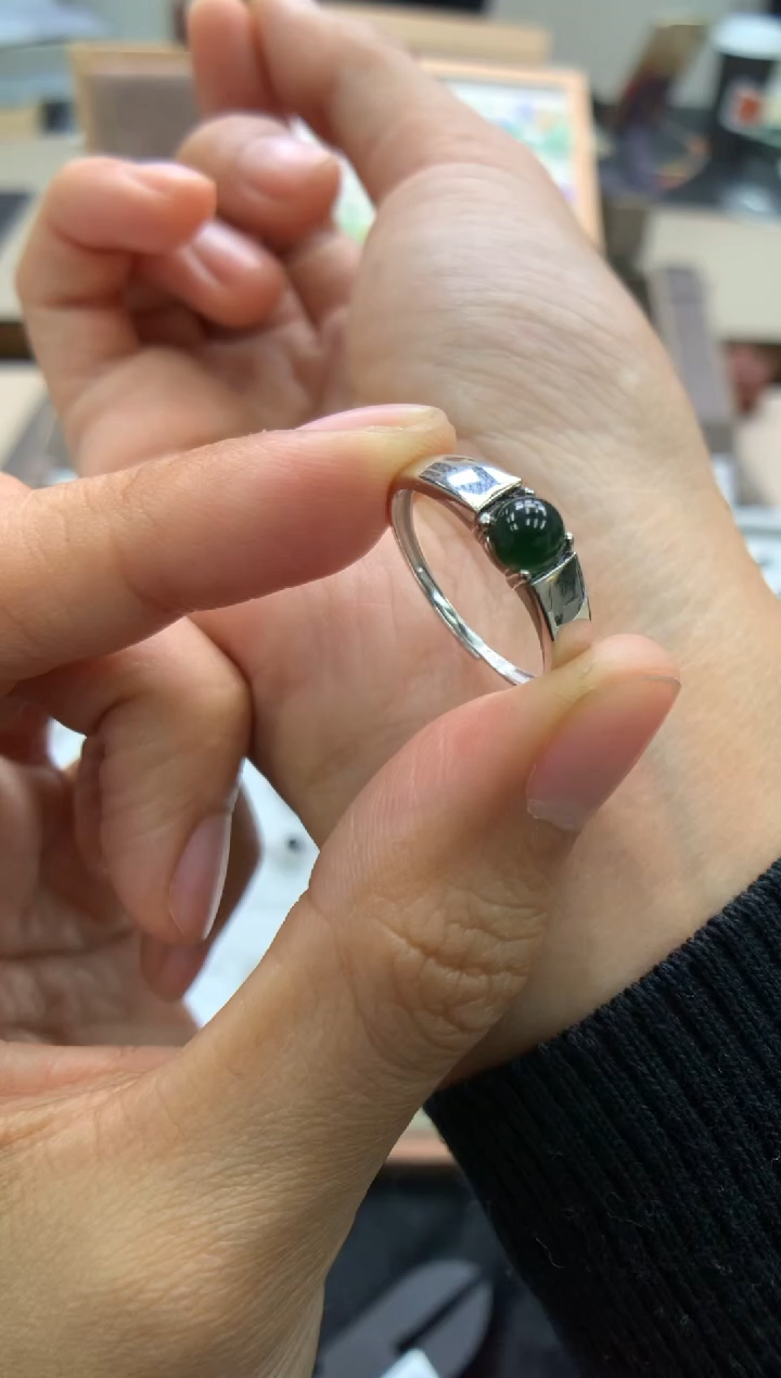 颈饰银S925镶嵌翡翠墨翠戒指