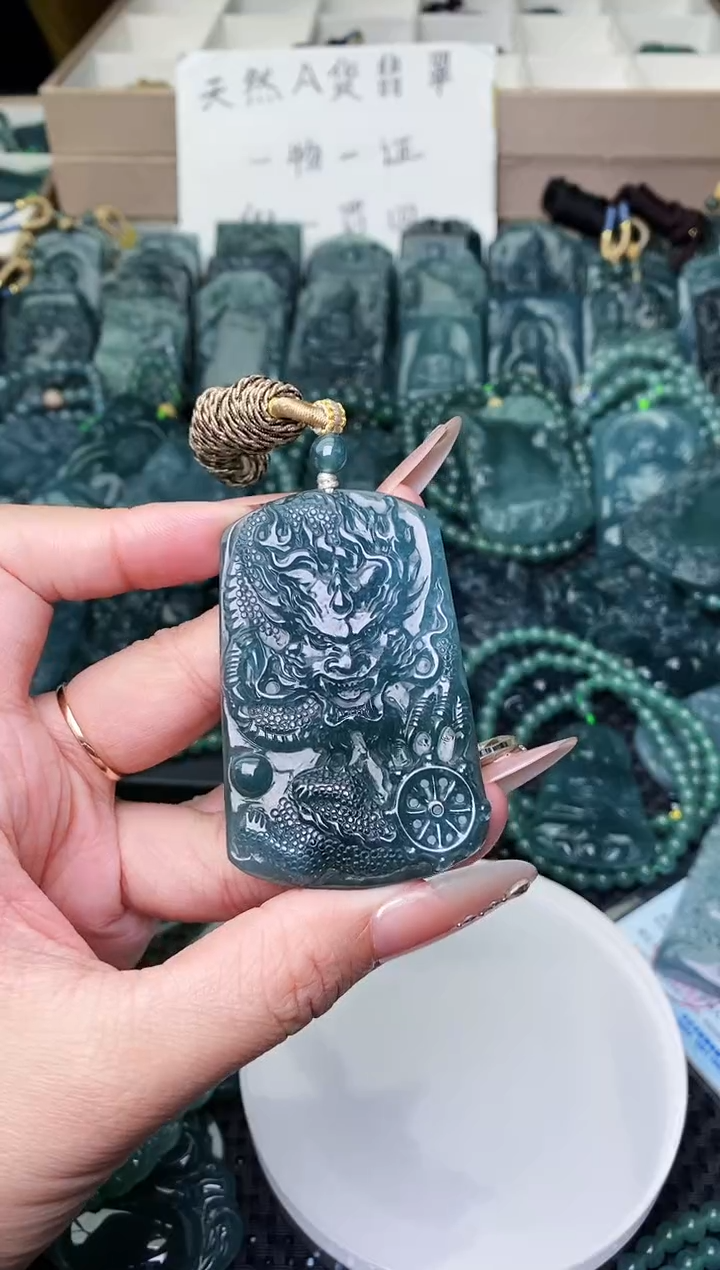 颈饰未镶嵌翡翠 
