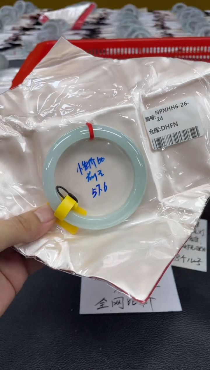 翡翠手镯未镶嵌翡翠手镯