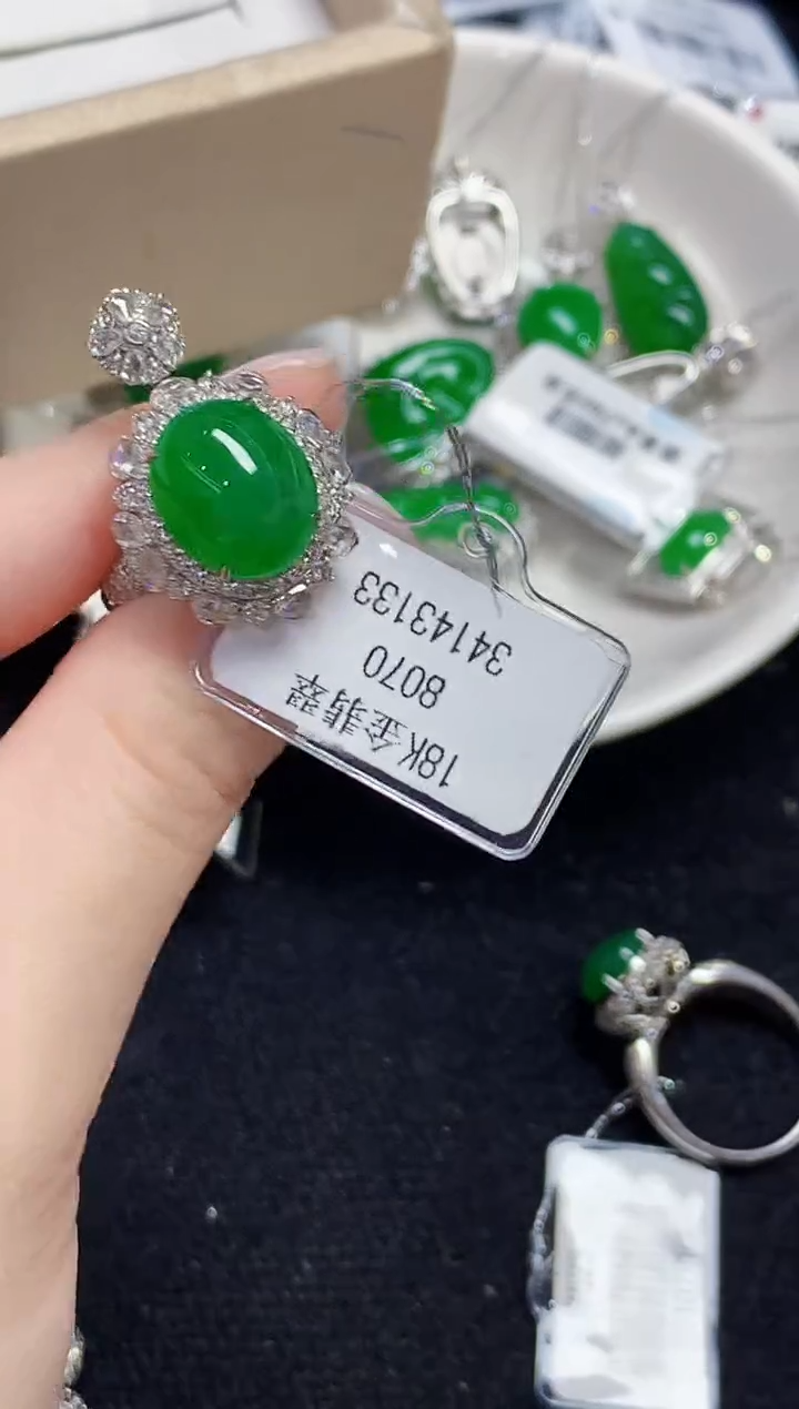 18K金镶嵌戒指翡翠多样性发其一