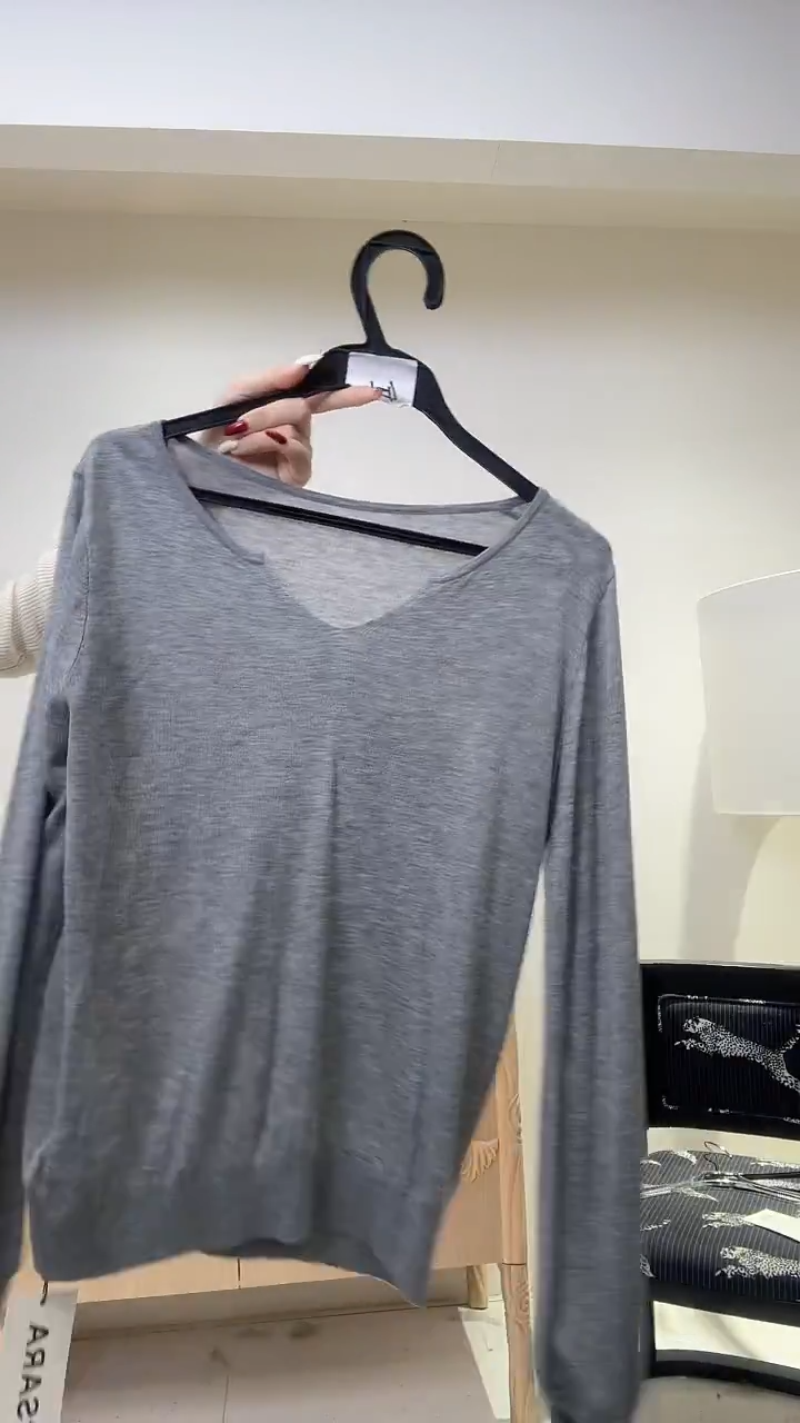 灰色V领羊毛上衣