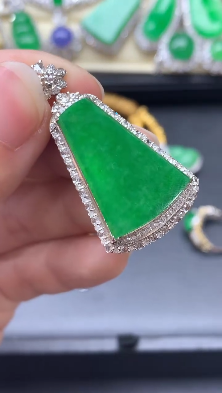 颈饰18K金镶嵌翡翠681-中国好珍宝