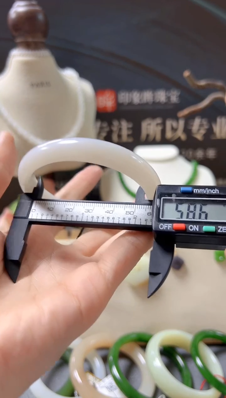 未镶嵌手镯和田玉/支持复检/多样性发一微瑕cg