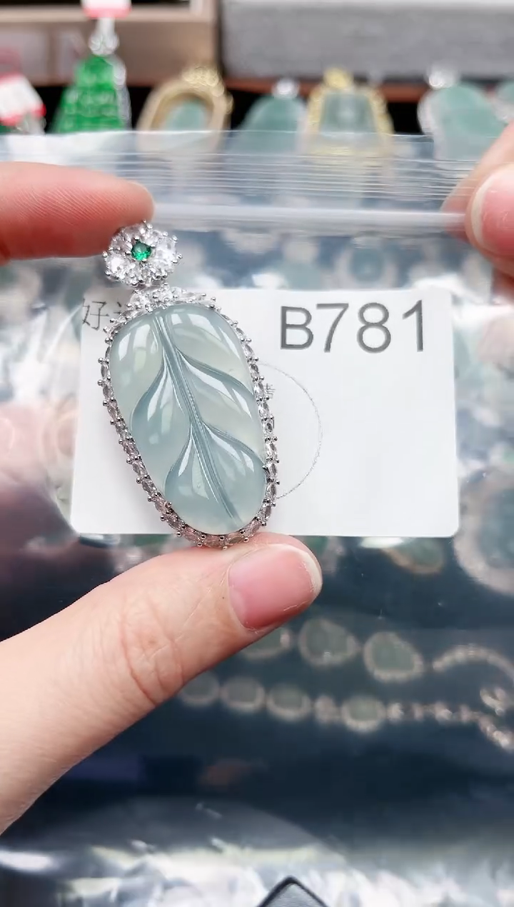 【闪购商品】翡翠颈饰未镶嵌781赠皮绳