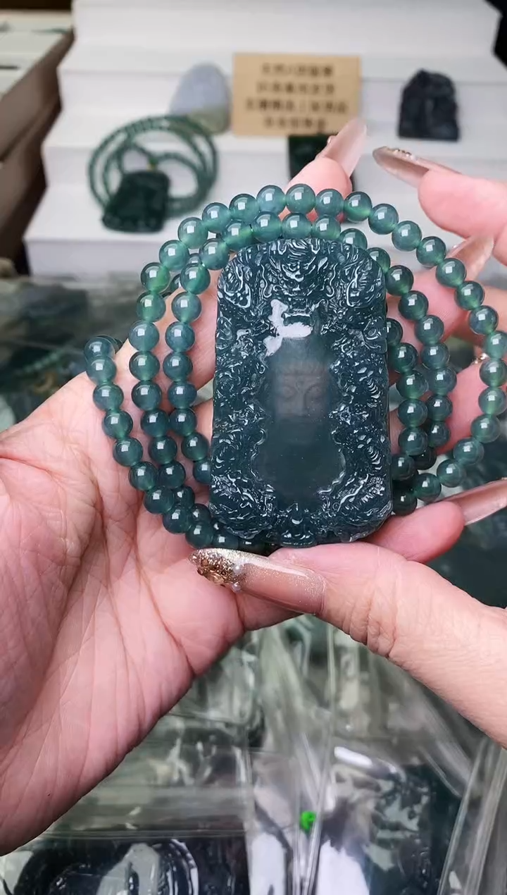 颈饰未镶嵌翡翠 