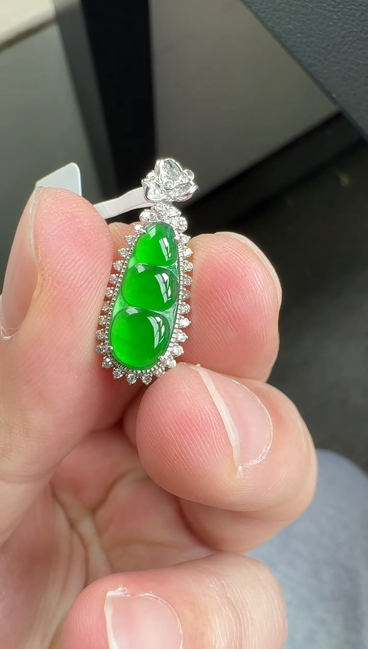 颈饰18K金镶嵌翡翠寄售回流，不退不换