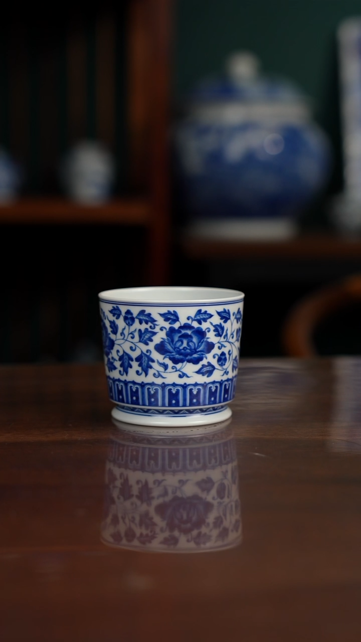 柴窑青花缠枝牡丹杯