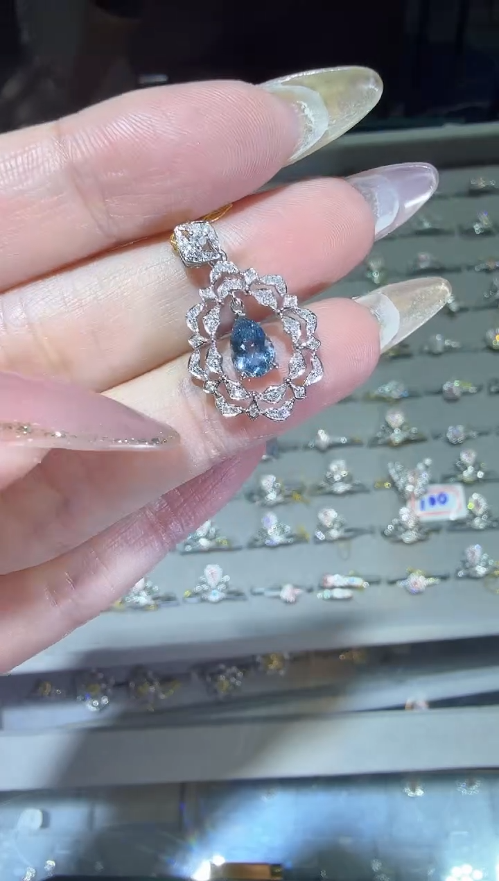 18K金镶嵌吊坠(不含链）钻石cy多样性发其一