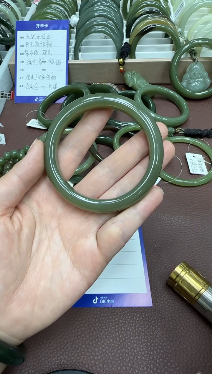 【闪购商品】和田玉手镯未镶嵌天然和田玉有天然结构