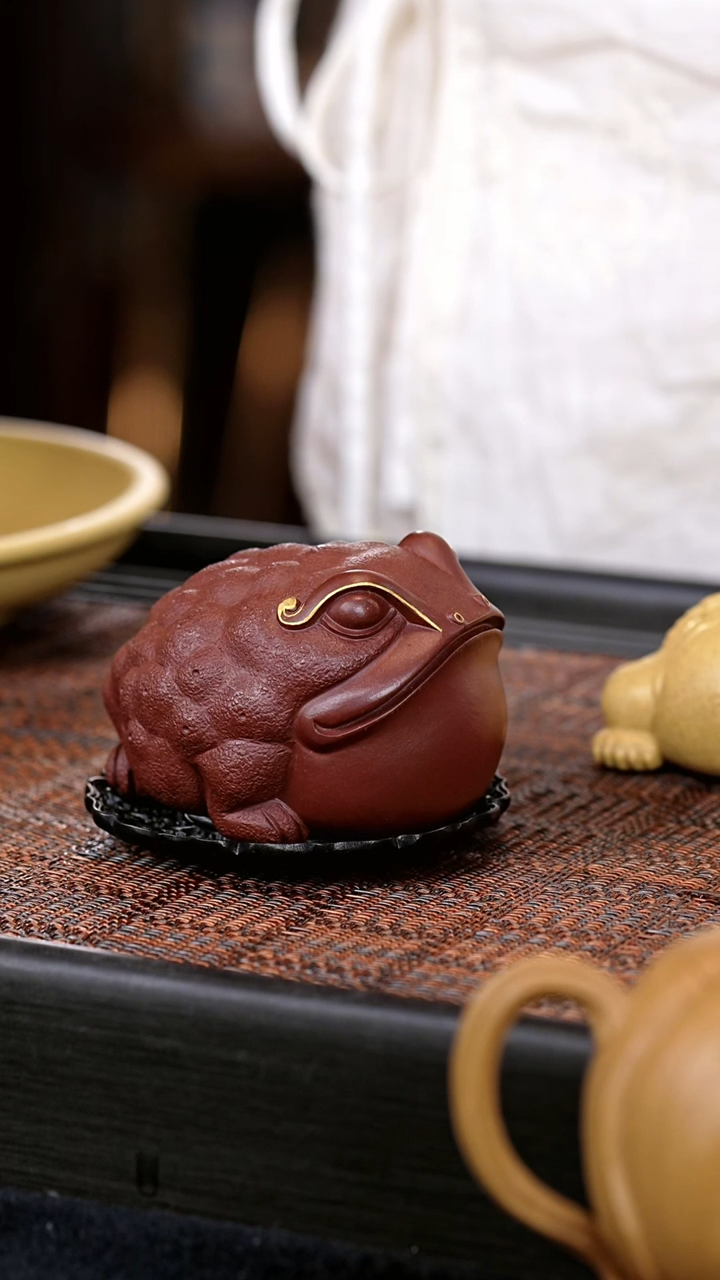 茶壶紫砂描金金蟾 一物见春