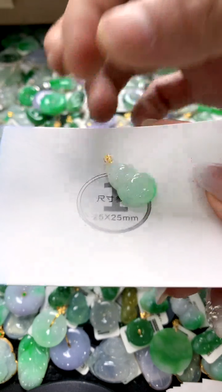 颈饰18K金镶嵌翡翠1111111111111111