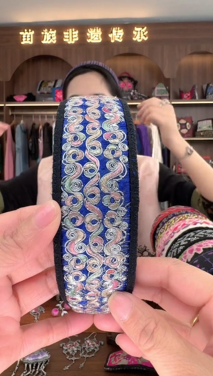 【闪购商品】织绣扶光苗绣传承L6