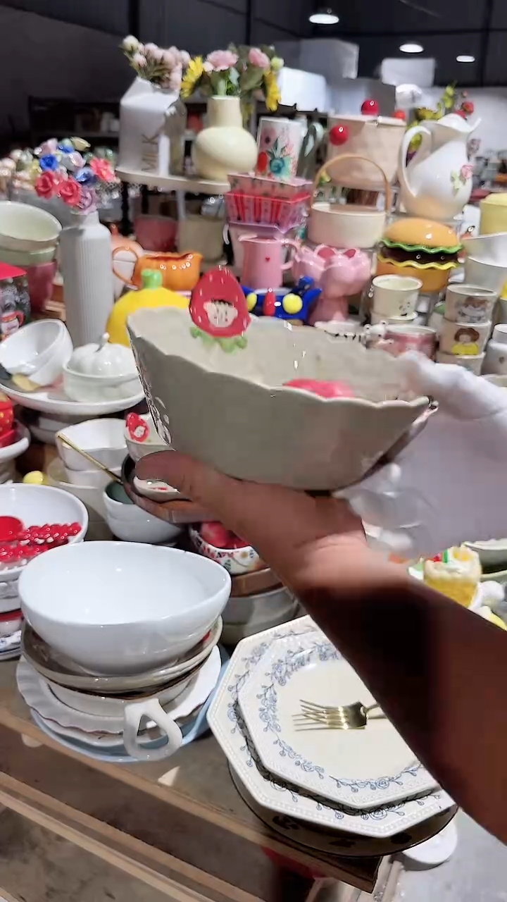 陶瓷草莓花边碗微瑕 凑满20元包邮