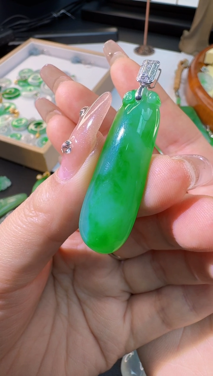 【闪购商品】翡翠颈饰18K金镶嵌缅甸A货翡翠福瓜吊坠