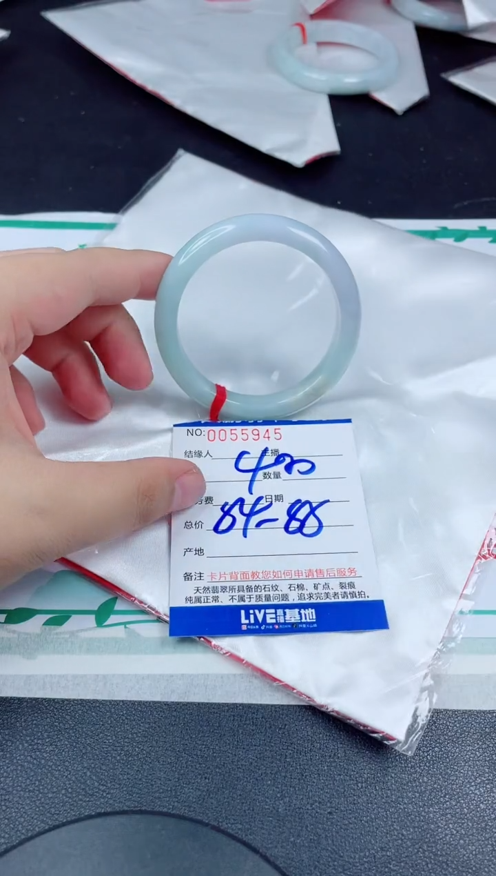 翡翠手镯未镶嵌翡翠手镯