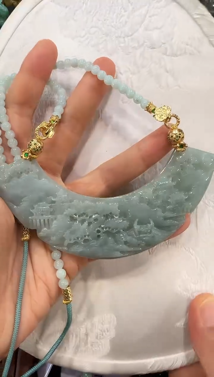 翡翠未镶嵌颈饰国风