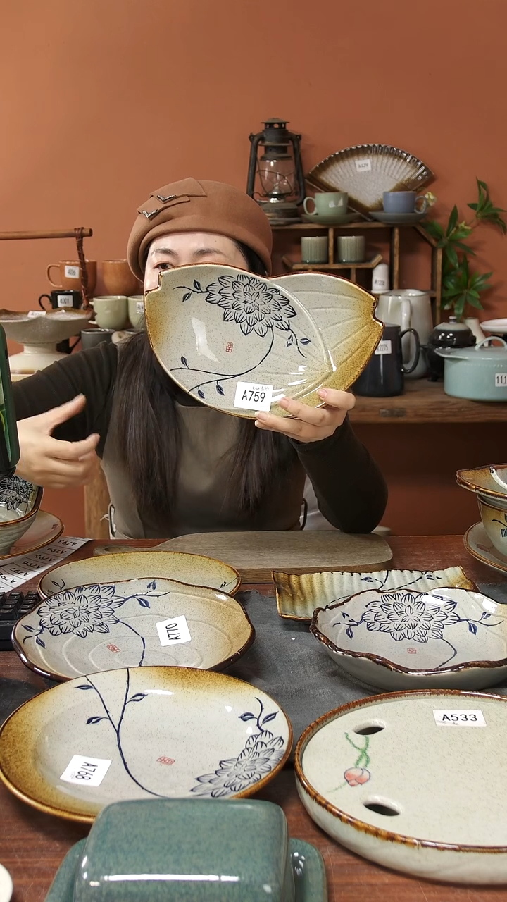 陶瓷A759 一只手绘蓝莲花花苞小号异形盘26*16*5.5微瑕