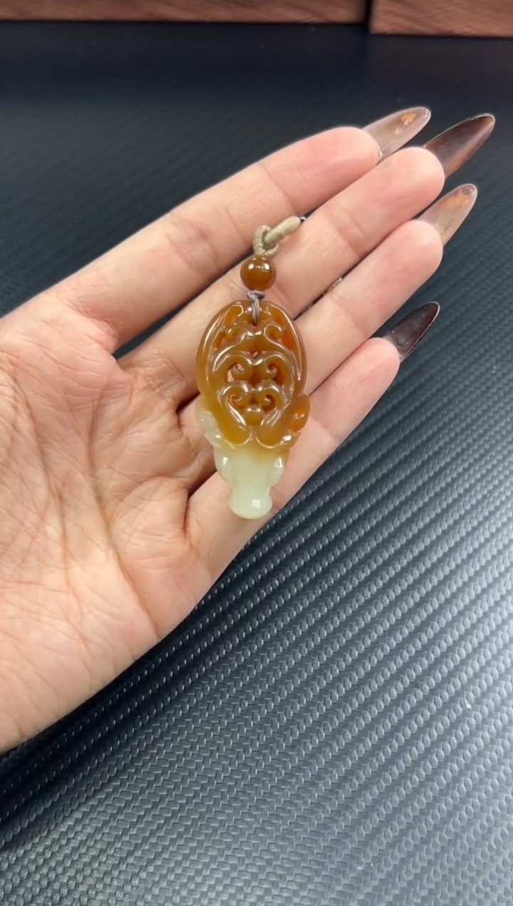 吊坠(赠链)未镶嵌和田玉若羌微色差