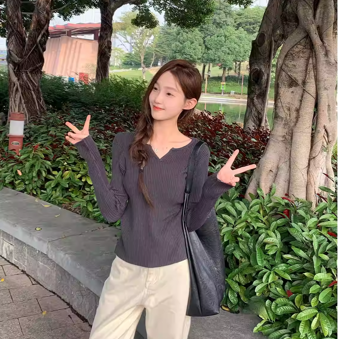 V领竖坑条长袖打底衫女秋季纯色小众弹力内搭上衣y23823